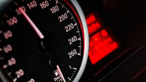 cuenta kilometros de un coche que viaja a 120kmh