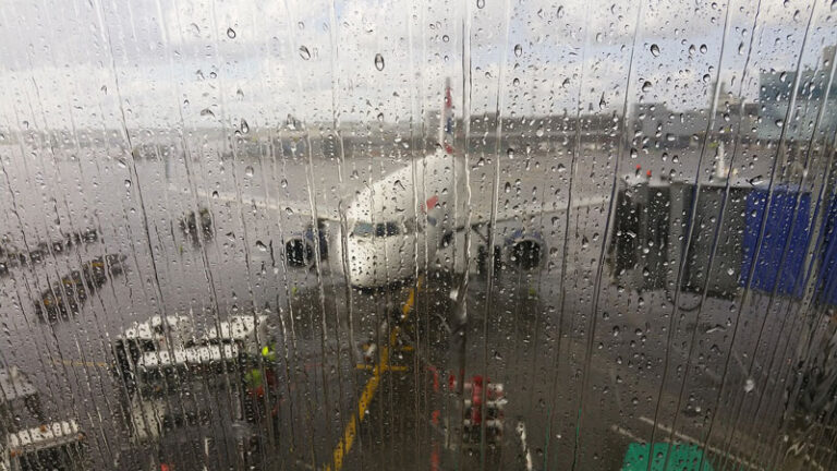 UNI AVION desde la ventana del terminal en un dia muy lluvioso